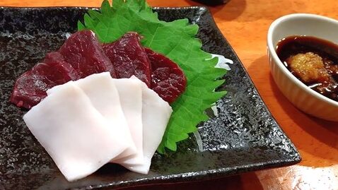 日の丸や クジラの刺し身