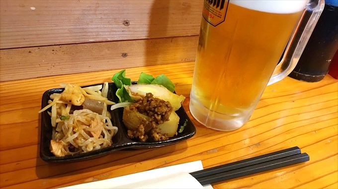 鳥やす 生ビールと付き出し